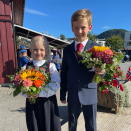 Blomsterbarna Martine Nordstrand Brungot og Viljar Hajic Winsrygg på 8 år venter spent. Foto: Liv Anette Luane, Det kongelige hoff 